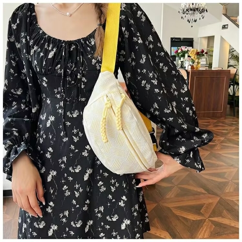 休閒斜挎小胸包